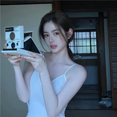 她背后的那双手